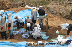 新中永窪遺跡_鉄滓のフルイがけ