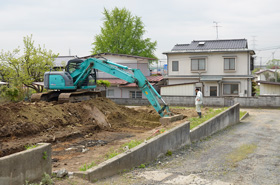 ショベルカーによる表土除去の様子