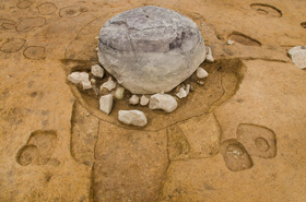 第Ⅱ期の礎石と第Ⅰ期の柱穴の状況写真