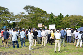 正殿跡発掘査現地説明会の様子１