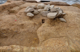 南門跡の礎石を据えた穴に残る根固め石