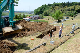 調査風景　重機での掘削