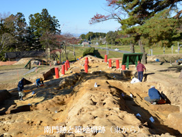 南門跡と築地塀跡（調査状況、東から）