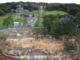 南門跡と築地塀跡（調査状況、南から）