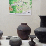 在地産須恵器／色麻古墳群の近くには日の出山窯をはじめとする須恵器窯があります。須恵器の中には、関東地方の上野や北陸地方の須恵器を模して作られたものもあります。