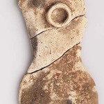 板状土偶（宮城県栗原市　嘉倉貝塚出土／5,000年前）<br />板のように薄い形なのでこの名前で呼ばれています。竪穴住居跡の床から出土しました。土偶の使用時期や使用法を研究する上で重要な資料です。