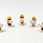 　住吉大社で奉納される住吉踊りの様子を表した揃いの土人形です。（大阪府）