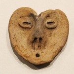 ハート形土偶（宮城県蔵王町　二屋敷遺跡／4,000年前）<br />顔がハート形なのでこの名前で呼ばれています。