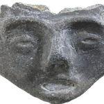 ピアスの表現がある土偶（宮城県大崎市　北小松遺跡／2,500年前）<br />目鼻立ちがはっきりとした顔は、縄文人の特徴がよく表現され、耳にあけられた穴は、ピアスをつけているようすをあらわしていると推定されます。