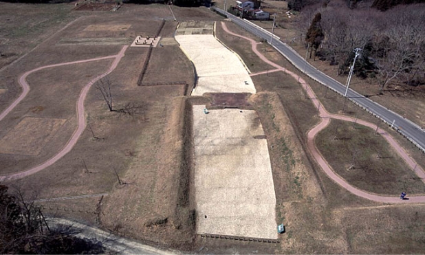 多賀城 外郭東門道路（東より見る）