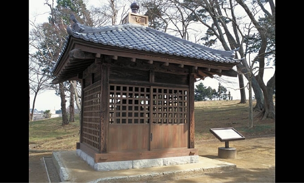 多賀城 多賀城碑覆屋（北西より見る）