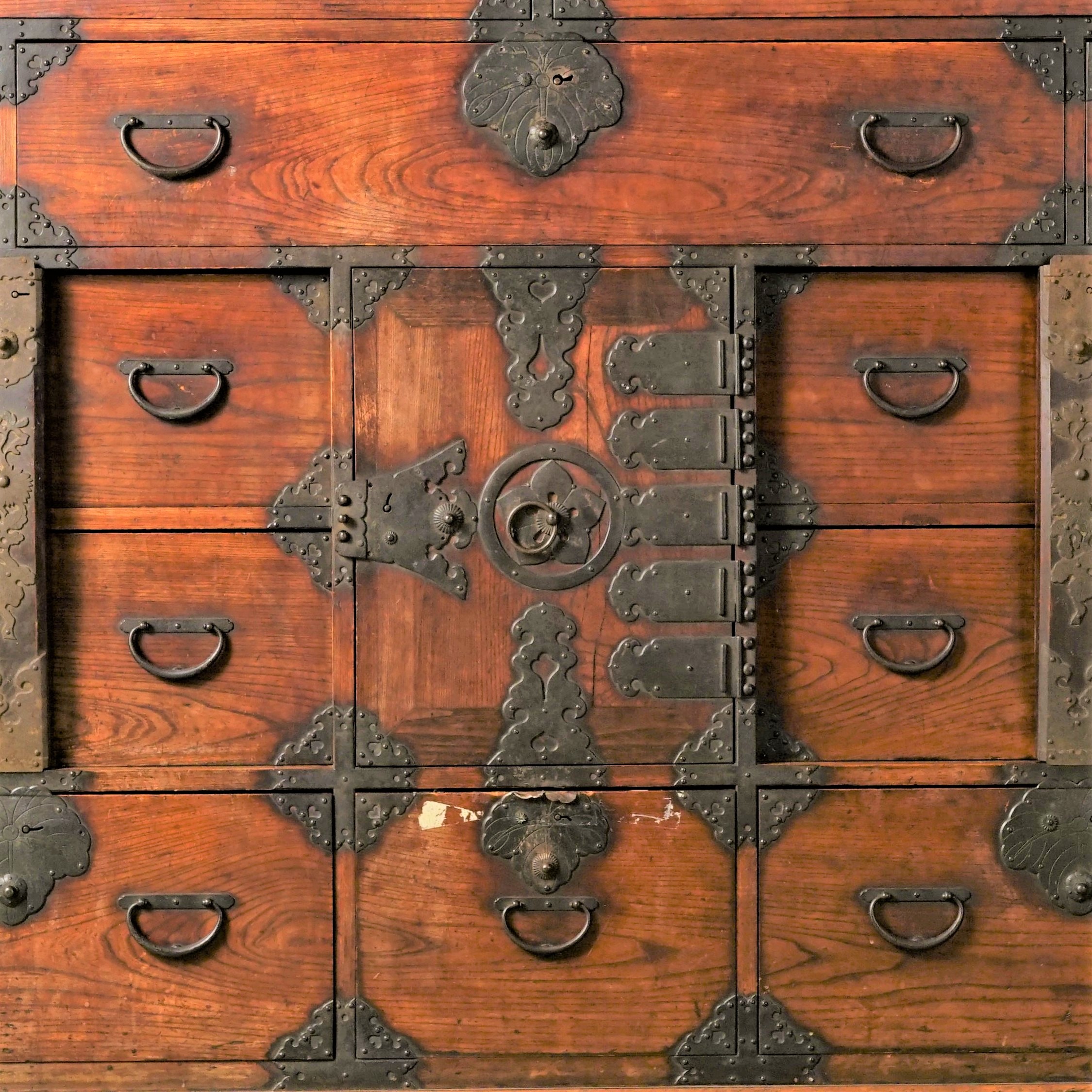 「仙台箪笥　漆と金具のハーモニー」